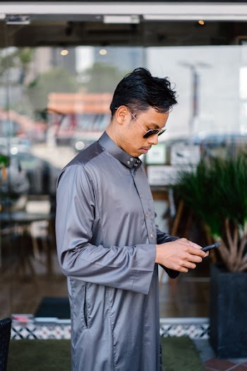 Man Wearing Gray Dress Shirt