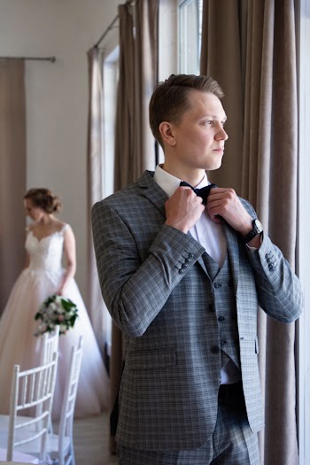 Man Wearing Gray Notched Lapel Suit Jacket