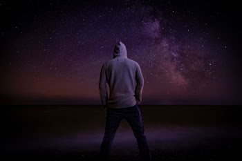 man wearing grey pullover hoodie