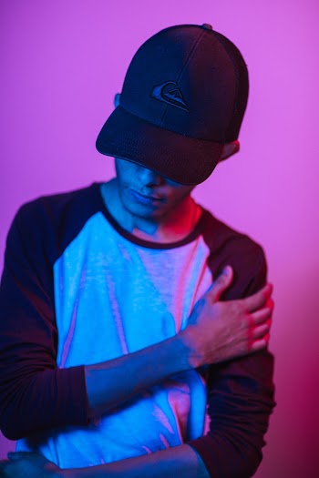 Man Wearing Quiksilver Cap and 3/4-sleeved Shirt