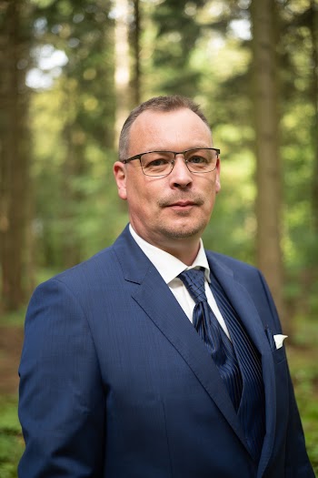 Man Wearing  Suit and Eyeglasses