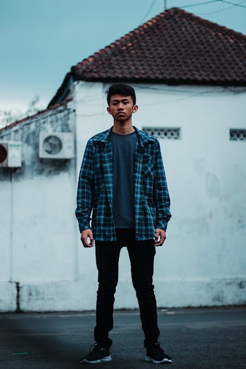 Man Wearing Teal and Black Plaid Button-up Shirt