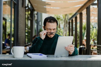 Man working using digital tablet | Free stock photo - 1205232