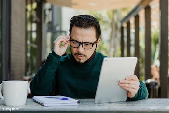 Man working using digital tablet | Free stock photo - 1205239