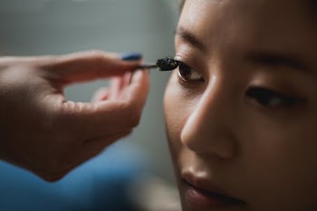 Mascara Makeup Application