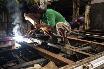 Mechanics at a local repair | Free Photo - rawpixel