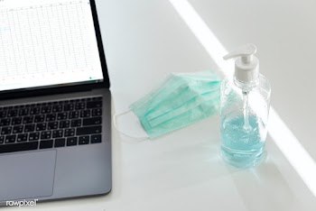 Medical mask next to a laptop | Free  photo - 2295900