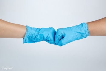 Medical staff bumping fists to support each other during coronavirus p.. | Free  photo - 2296142