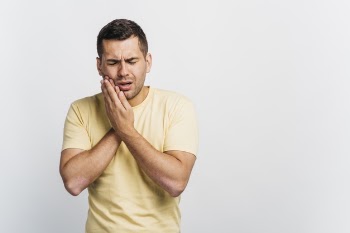 Medium shot man with tooth pain Free Photo