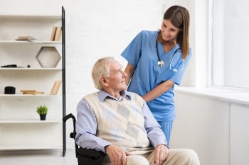 Medium shot nurse looking at old man Free Photo