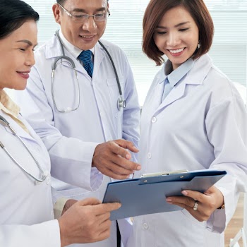 Medium shot of three doctors consulting on a medical case Free Photo