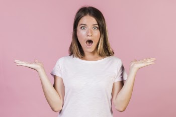 Medium shot shocked girl with opened mouth Free Photo