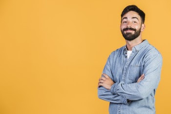 Medium shot smiley guy with arms crossed Free Photo