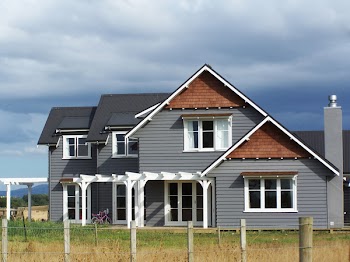 Melodi2_NZ_farmhouse.jpg