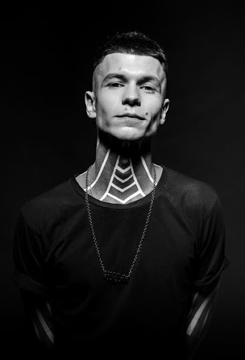 men's black crew-neck shirt