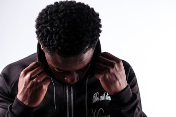 men's black zip-up jacket