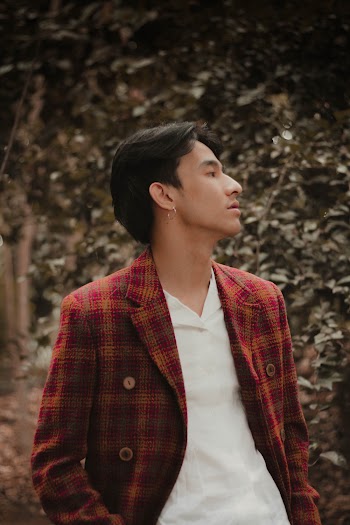 Men Wearing a Red and Brown Plaid Lapel Close-up Photography
