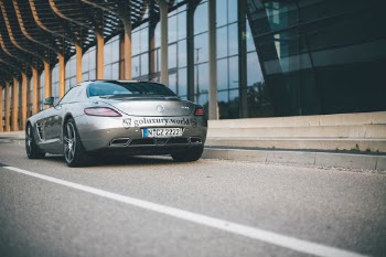 Mercedes-Benz SLS AMG – Luxury Sports Car Gran-Turismo-Coupé. Made with Canon 5d Mark III and loved analog lens, Leica Summilux-R 1.4 / 50mm (Year: 1983)