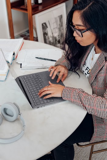 Microsoft Surface Laptop 3 in platinum

shot by: Christiann Koepke 