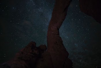 milky way behind rock formation