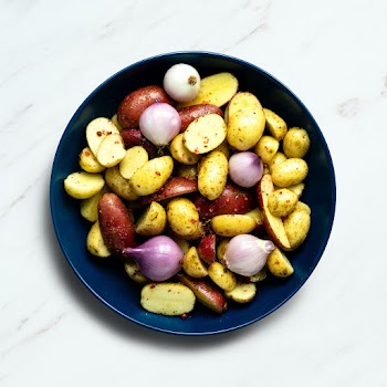 Mixed roasted potatoes table mockup food photography psd