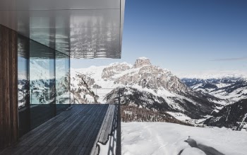 Mixing cold, wintery outdoors with modern architecture.