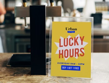 Mockup of a restaurant table sign board Free Psd