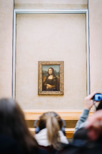 Mona Lisa amongst the crowd
