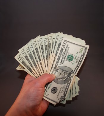 MoneyHand0202083_l.JPG