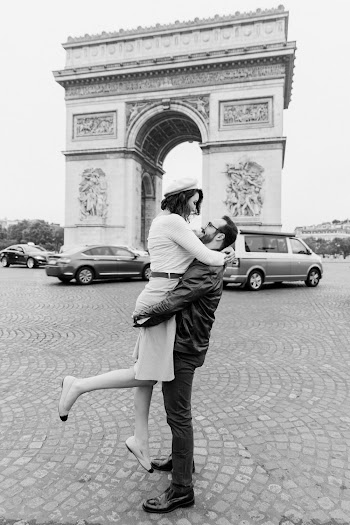 Monochrome Photo of Couple Near Arc De Triomphe