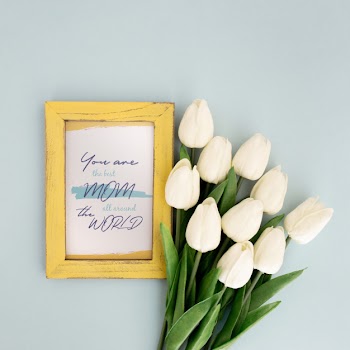 Mother's day mockup frame with tulips Free Psd