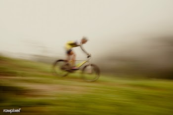 Mountain biker going downhill | Free public domain photo - 432001