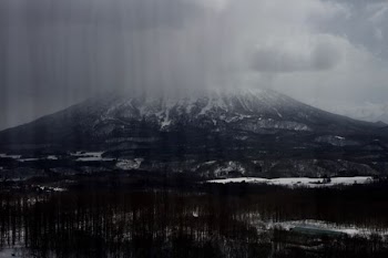mountain under cloudy sky