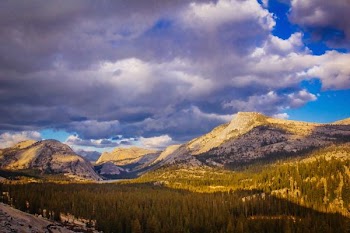 mountains and trees under blue and white sky at daytime photography
