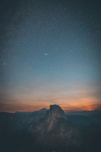 mountains under starry sky