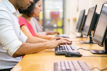 Multiethnic group of students working in computer class Free Photo