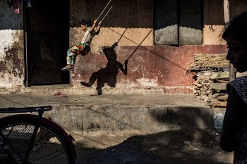 Musahar kid playing on swing, | Free Photo - rawpixel