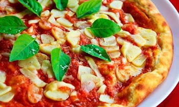 mushroom and tomato pizza