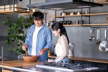 キッチンで料理する夫婦
