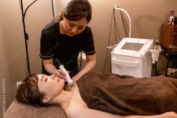 エステサロンで施術を受ける女性（ラジオ波・肩）
