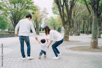 わがままを言う男の子と両親
