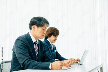 考えるビジネスマン・面接官
