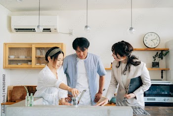 キッチンの設備を説明する女性（水道）
