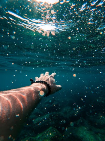 Nada mejor que la sensación de estar debajo del agua, ese silencio, esa desconexión del mundo exterior, esa momento de sentirte solo y pequeño, y ver como todo va más lento de lo normal. 
