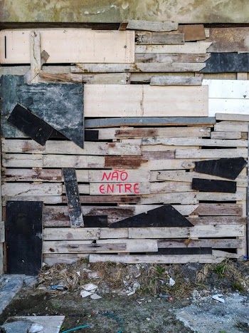 Nao Entre Wall