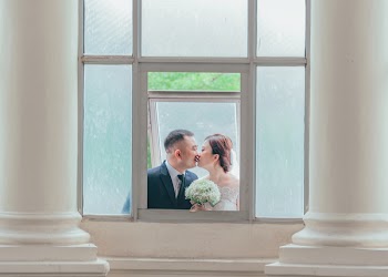 Newly Wed Couple Kissing 
