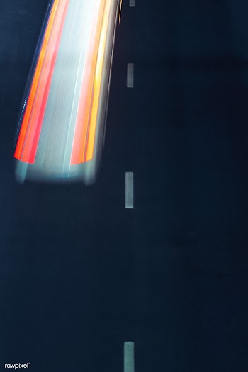 Nighttime trail lights on a road | Free  photo - 2311686