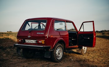 Niva 1600 red Car