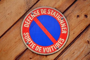 No Parking Sign In French