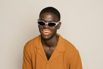 Non binary person with lipstick | Free Photo - rawpixel